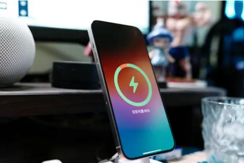 南岗苹果15换屏服务分享用什么充电器给iPhone15充电更好 